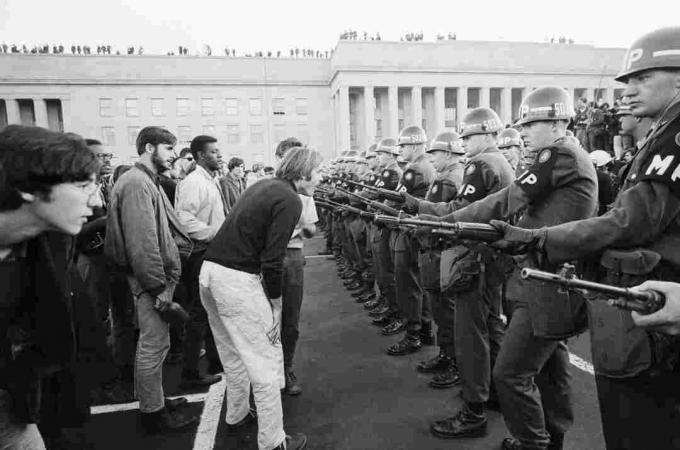 Fotografija protestnikov v Pentagonu leta 1967