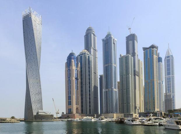 73 nadstropij Dubai Cayan Tower je zasukano 90 stopinj od spodaj navzgor