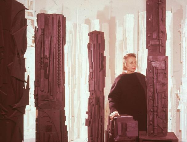 Louise Nevelson s svojim delom v petdesetih letih