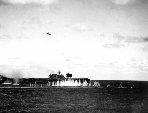 USS Hornet na morju je napadel japonsko letalo.