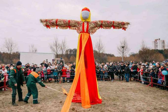 Scena vžigalne lutke Maslenitsa O vzhodnoslovanski mitologiji