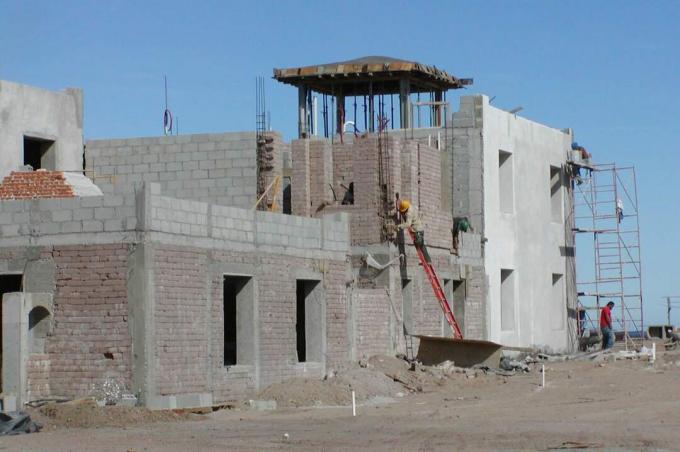 gradnja stanovanja z uporabo zemeljskih blokov in cementnih blokov