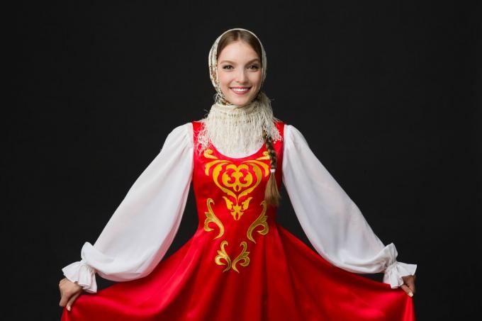 lepo nasmejano kavkaško dekle v ruski narodni noši