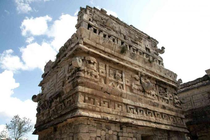 La Iglesia (cerkev) sega v nebo, krasijo jo Chac maske na mestu May Chichén Itzá