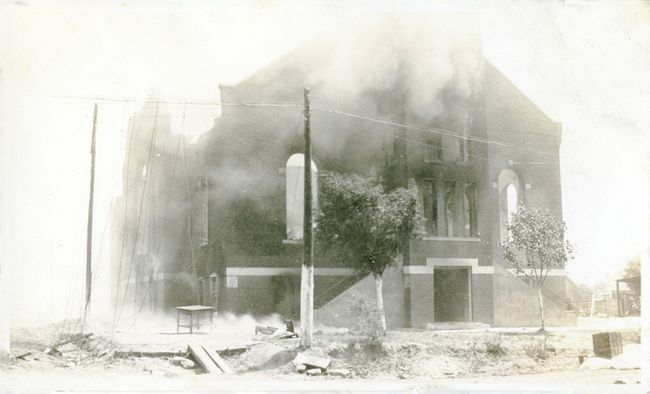 Poškodovana okrožna cerkev Greenwood po pokolu v Tulsi Race, Tulsa, Oklahoma, junij 1921.