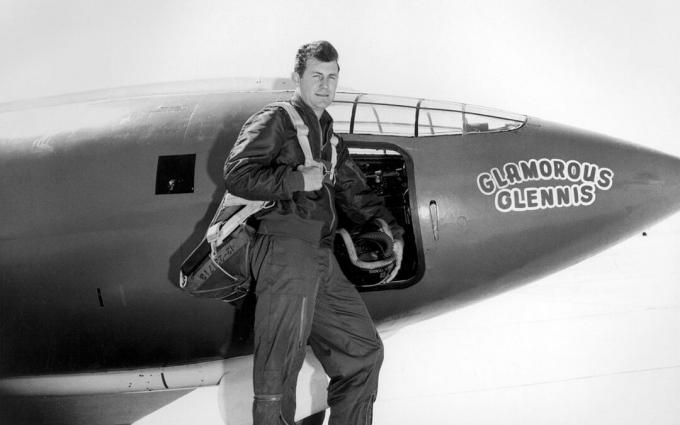 Chuck Yeager v letalski obleki stoji pred Bell X-1.
