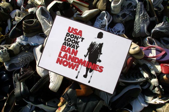 Znak za prepoved zemeljskih min je nameščen na piramidi, na kateri so čevlji, ki jih je v zadnjih nekaj mesecih zbrala kampanja ZDA za prepoved zemeljskih min.