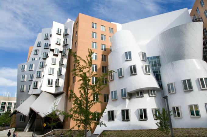 Centra Ray in Maria Stata, ki ga je zasnoval Frank Gehry, je nenavaden preplet objektov, ki so stranski. Center ima tri oddelke