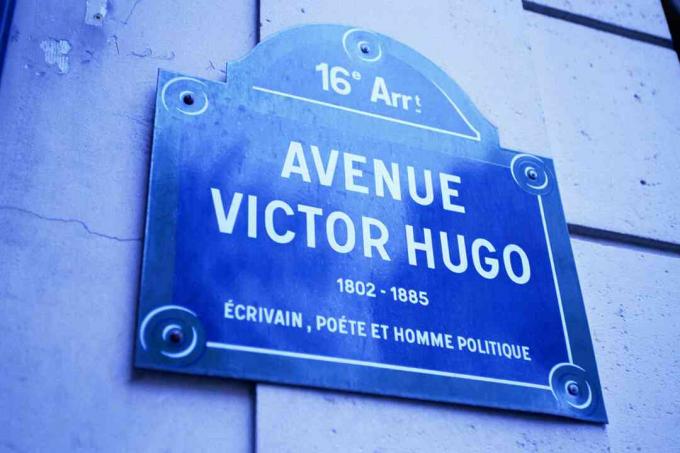 Ulični znak za Avenue Victor Hugo v Parizu