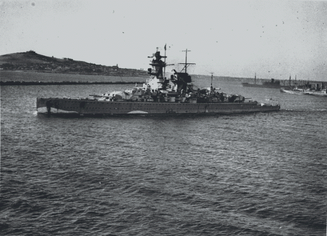 Žepna bojna ladja Admiral Graf Spee se pari v reki Plate, Južna Amerika, s pošiljanjem v ozadju.