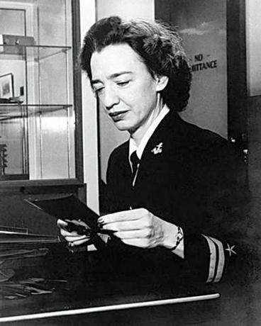 Lt. j.g. Grace Brewster Hopper, ki je sodelovala pri projektu Bureau of Ordnance Computation Project, Univerza Harvard, Cambridge, Massachusetts, januar 1946.
