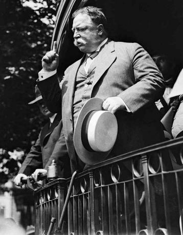 Črno-bela fotografija predsednika države Williama Howarda Tafta, ki je govoril s kamionskega govora na železniški ploščadi.