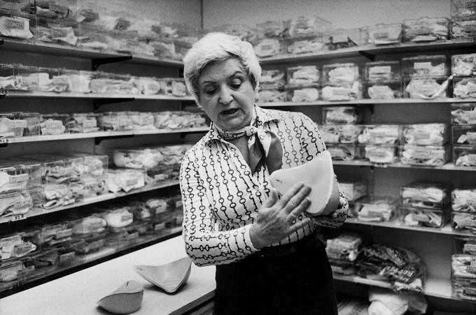 Ruth Handler v shrambi protetičnih prsi, ki jo je ustvarila za bolnike z mastektomijo, 1977