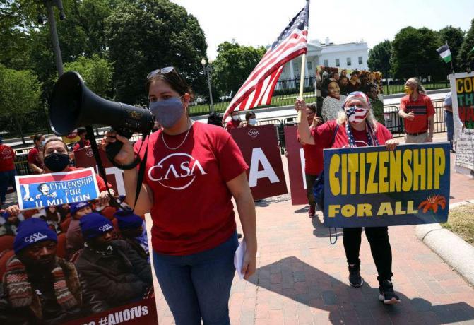 Priseljenski aktivisti z zagovorniške skupine CASA v Beli hiši zahtevajo, da predsednik Biden podeli državljanstvo priseljencem.