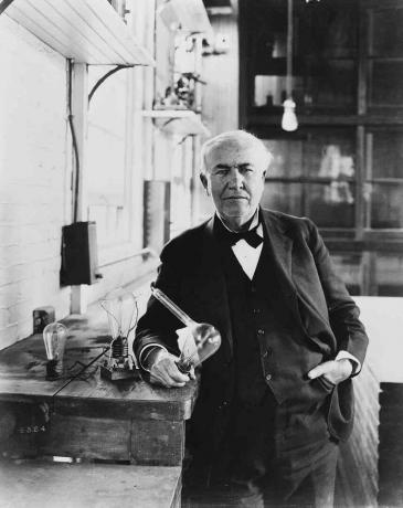 Izumitelj Thomas Alva Edison (1847-1931) prikazuje žarnice z žarilno nitko, ki jih je ustvaril v svojem laboratoriju Menlo Park v New Jerseyju