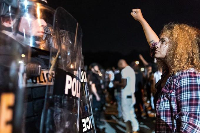 Po policijskih strelih izbruhnejo protesti v Šarloti