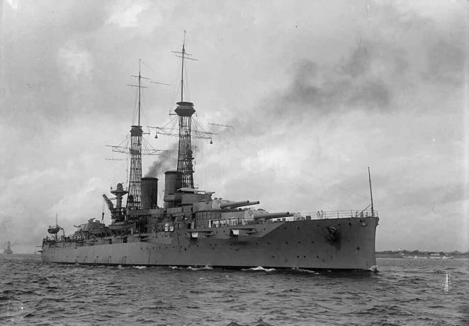 Battleship USS Texas (BB-35) poteka v bližini Hampton Roads, VA.