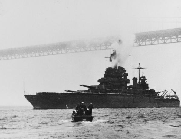 Bojni ladji USS Colorado, ki poteka pod mostom Golden Gate.