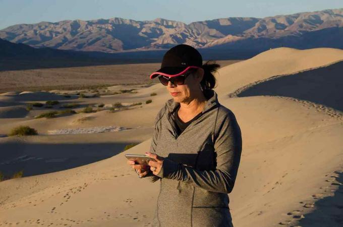 Mujer marcando en un celular