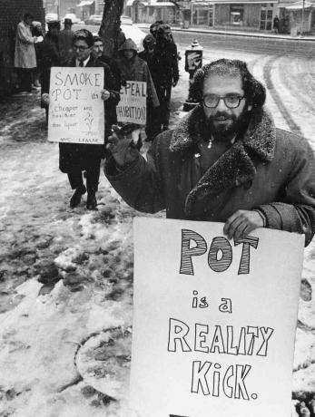 Allen Ginsberg med protestniki na reliju Marihuana