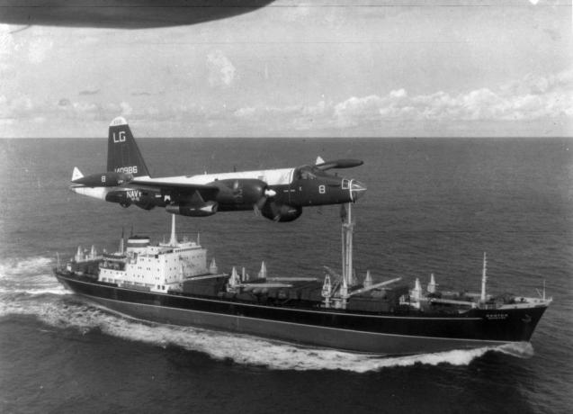 Ameriško patruljno letalo Neptuna ZDA Neptun leti med sovjetskim tovornim vozilom med kubansko raketno krizo na tej fotografiji iz leta 1962.