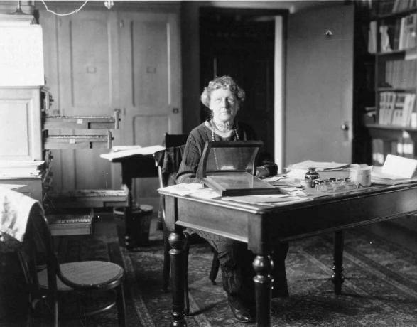 Annie Jump Cannon (1863-1941), ki je sedela za mizo