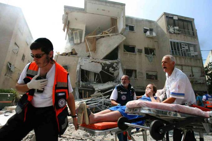 Ranjene so odpeljane po raketnem napadu Hezbollaha 17. julija 2006 v severnem izraelskem mestu Haifa. Uriel Sinai / Getty Images