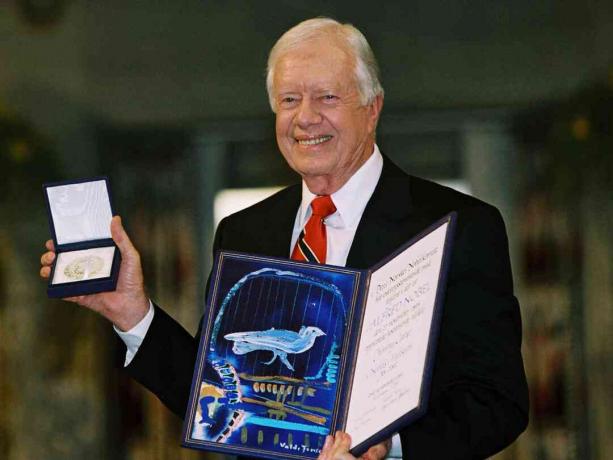 Jimmy Carter sprejel Nobelovo nagrado za mir, 2002