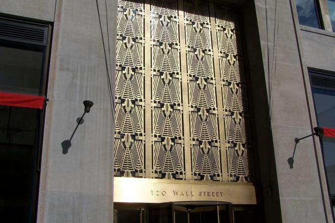 Svetleč kovinski art deco vhod na 120 Wall Street