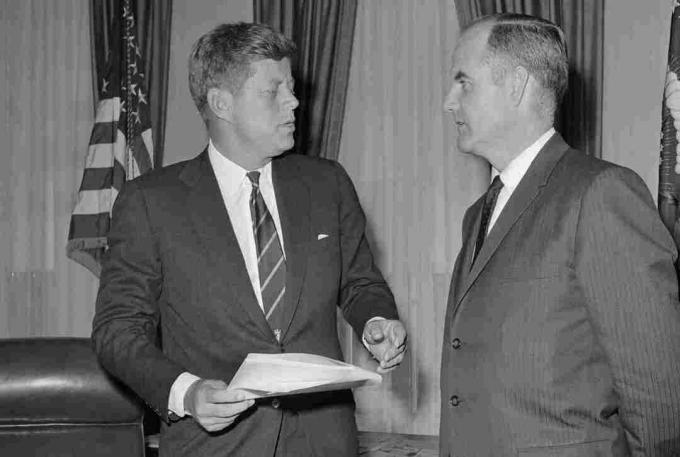 Fotografija predsednika Kennedyja in Georgea McGoverna