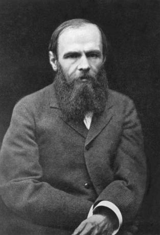 Črno-bela fotografija Dostojevskega, bradatega in oblečenega plašča