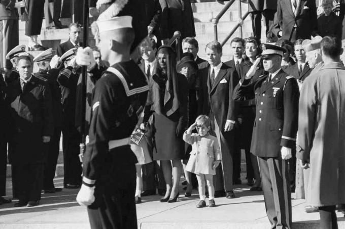 John F. Kennedy mlajši pozdravlja svojega očeta na pogrebu