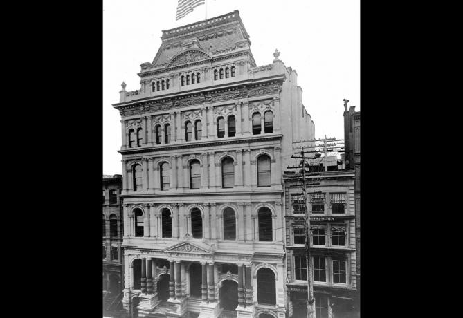 Ta fotografija okoli leta 1895 prikazuje arhitekturo drugega imperija newyorške borze (NYSE), ki je stala na mestu Broad Street med decembrom 1865 in majem 1901