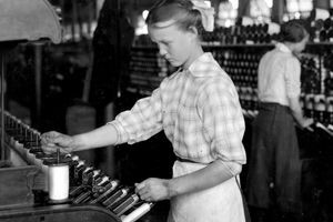 Petnajstletna deklica je zaposlena kot ponudnik za navijanje v Berkshire Cotton Mills, v mestu Adams, Massachussetts, leta 1917.