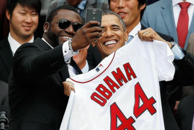 Predsednik Obama in David Ortiz iz bostonske Red Sox skupaj selfira na slovesnosti v Beli hiši v počastitev svetovnih prvakov leta 2013. Naučite se, kako simbolična teorija interakcij pomaga razložiti priljubljenost selfija.