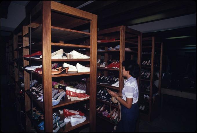 Čevlji Imelda Marcos: Oprema je narejena iz čevljev nekdanje prve dame Filipinov Imelde Marcos v kleti pod njeno spalnico v palači Malacanang v Manili, 1986.