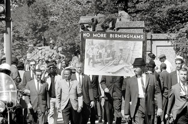 Kongres za rasno enakost in člani cerkve All Souls, Unitarian iz Washingtona, D.C., marširajo v spomin na žrtve bombnega napada na baptistično cerkev na 16. ulici.