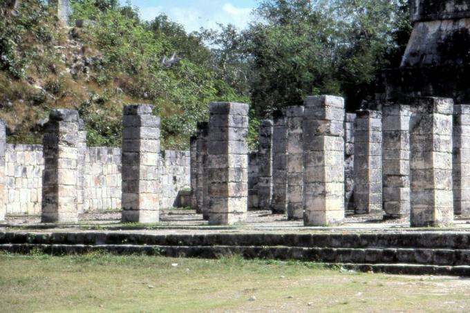 Kolonada v templju bojevnikov na mestu Majev Chichén Itzá, Jukatan, Mehika