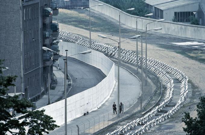 Vojaki leta 1981 patruljirajo na Berlinskem zidu.