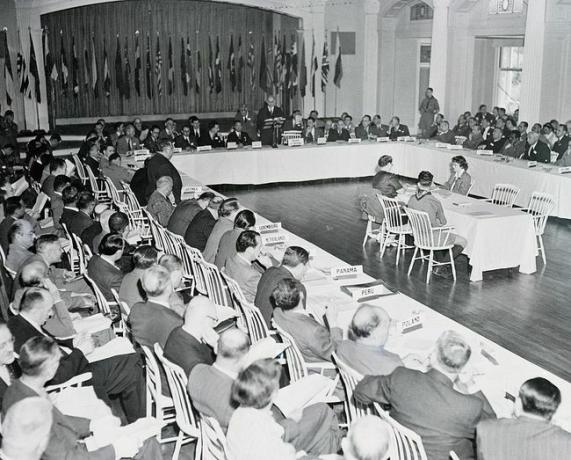 Konferenca Bretton Woods: Združeni narodi se sestanejo v hotelu Mount Washington, da razpravljajo o programih gospodarskega sodelovanja in napredka.