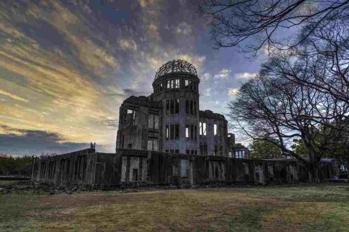 Hiroshima A-Bomb Dome ob sončnem zahodu