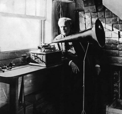 Thomas Edison s svojim prvim fonografom