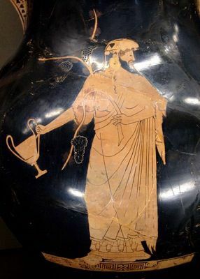 Dioniz drži skodelico. Amfora z rdečo figuro, berlinski slikar, c. 490-480 B.C.