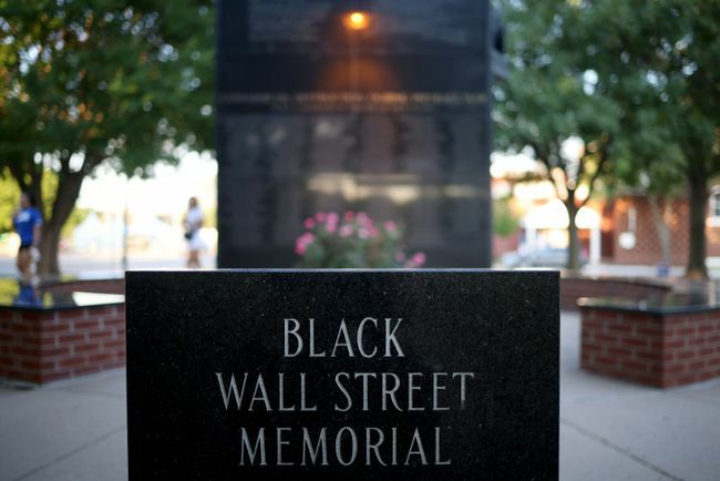 Spomenik pokolu na Black Wall Streetu je prikazan 18. junija 2020 v Tulsi v Oklahomi.