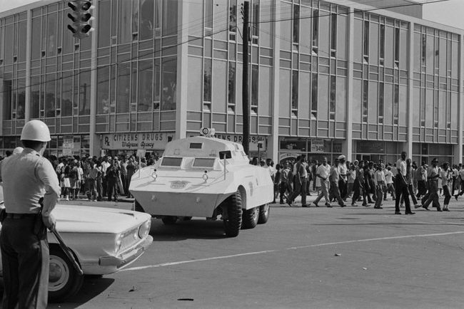 Temnopolti Američani na vogalu 16. ulice in 5. avenije v Birminghamu v Alabami na začetku birminghamske kampanje, maj 1963.