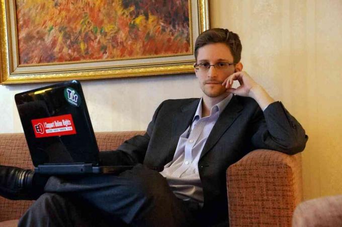 Edward Snowden se fotografira med intervjujem na nerazkriti lokaciji decembra 2013 v Moskvi v Rusiji.