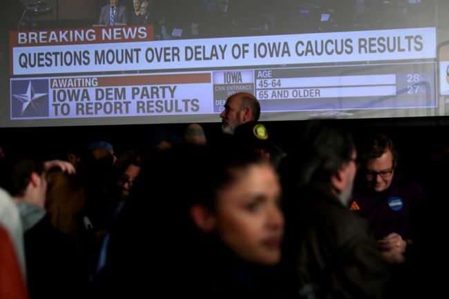 Podporniki demokratičnega predsedniškega kandidata sen. Bernie Sanders (I-VT) čaka na objavo rezultatov na svoji stranki nočne straže 3. februarja 2020 v Des Moinesu v Iowi.