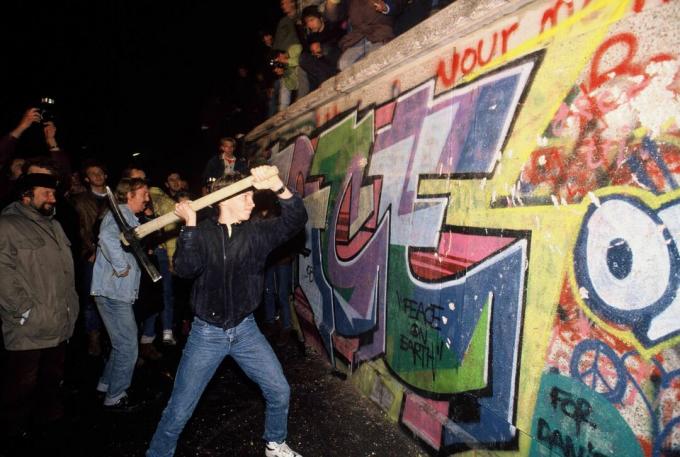 Moški napadel berlinski zid s pikapolonico v noči na 9. november 1989