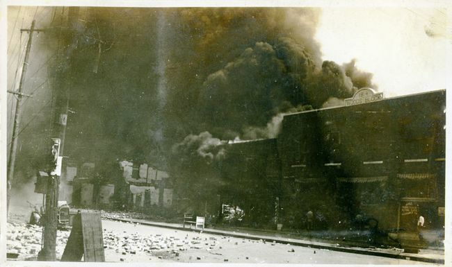 Poškodovana lastnina in dim iz zgradb po pokolu na dirki v Tulsi, Tulsa, Oklahoma, junij 1921.