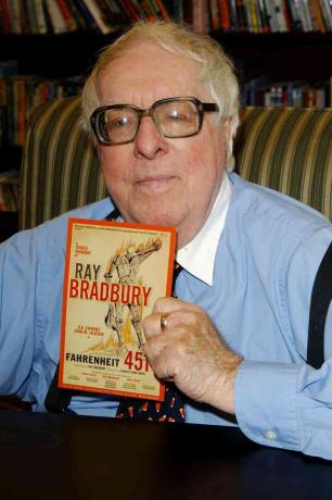 Ray Bradbury hrani kopijo 'Fahrenheit 451'